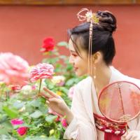 　“喜爱一个人，始于颜值，陷于才华，忠于人品。”情感经历丰富的男人，故事多，心思细，情商高，眼光高。要想打动一个情感经历丰富的男人柔软的一面，务须从提升自我开始。正所谓“你若盛开，蝴蝶自来；你若精彩，天自安排”吸引法则必打动其心，柔化其情，心动其人。　　1. 热爱生活，做一个阳光自信，经济独立，成熟亦不失妩媚的女子。　　2.不徒有外表，有丰富的内涵和学识，拥有独到的见解，独具魅力的个人风格。　　3... 